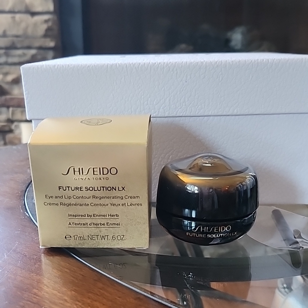 Shiseido Future Solution LX Eye and Lip Contour Regenerating Cream - Black